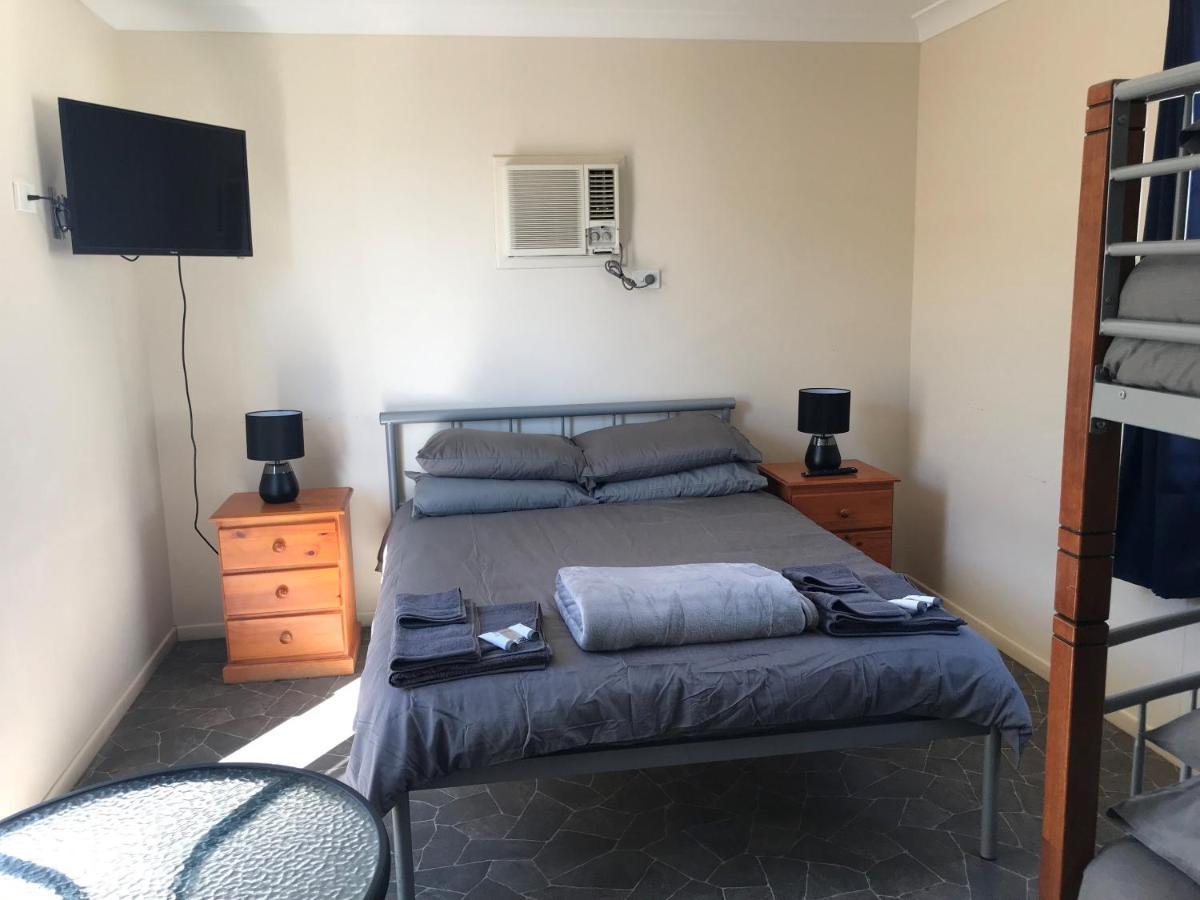 Australian Hotel Winton Budget Hotel Accommodation エクステリア 写真