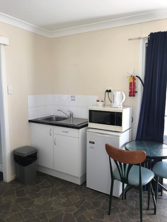 Australian Hotel Winton Budget Hotel Accommodation エクステリア 写真