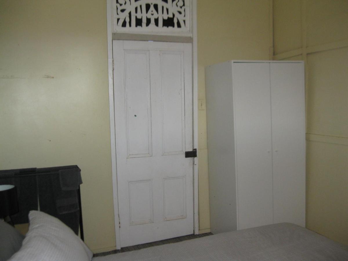 Australian Hotel Winton Budget Hotel Accommodation エクステリア 写真